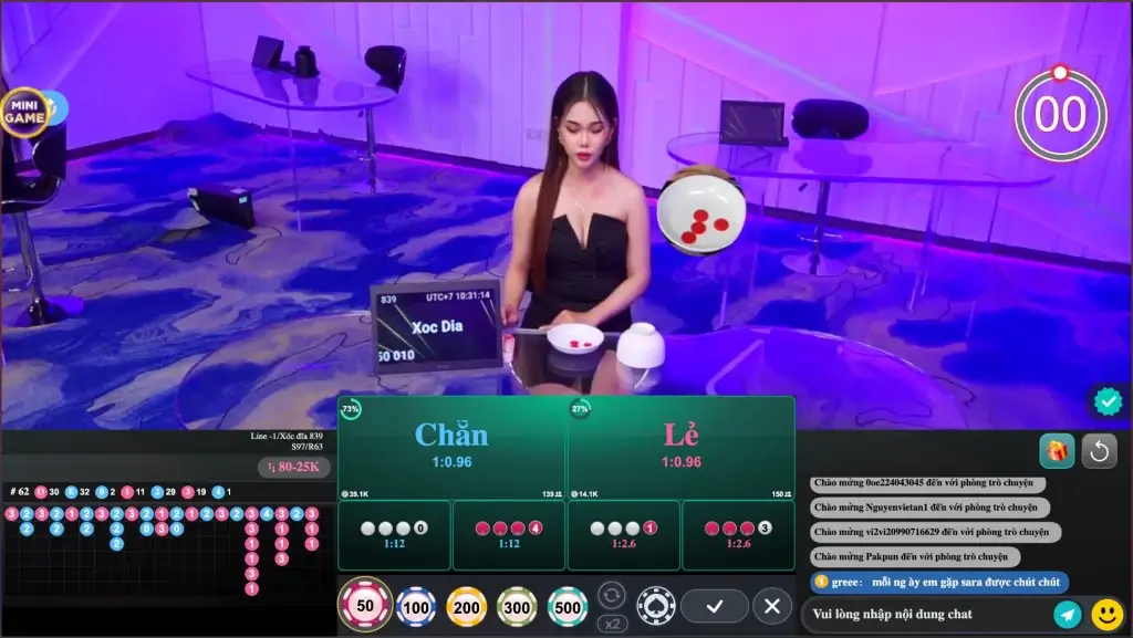 Dealer đang chia bài Xóc Đĩa trong sảnh Live Casino tại nhà cái LC79